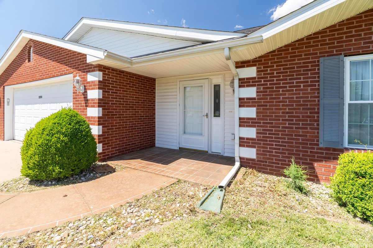3206 Cherokee Drive, Marion, IL 62959