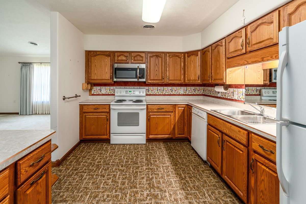 3206 Cherokee Drive, Marion, IL 62959