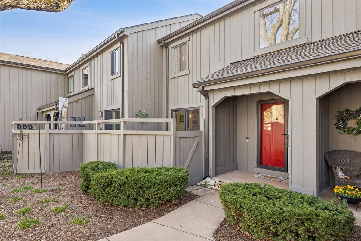 404 Shoreline Road, Lake Barrington, IL 60010