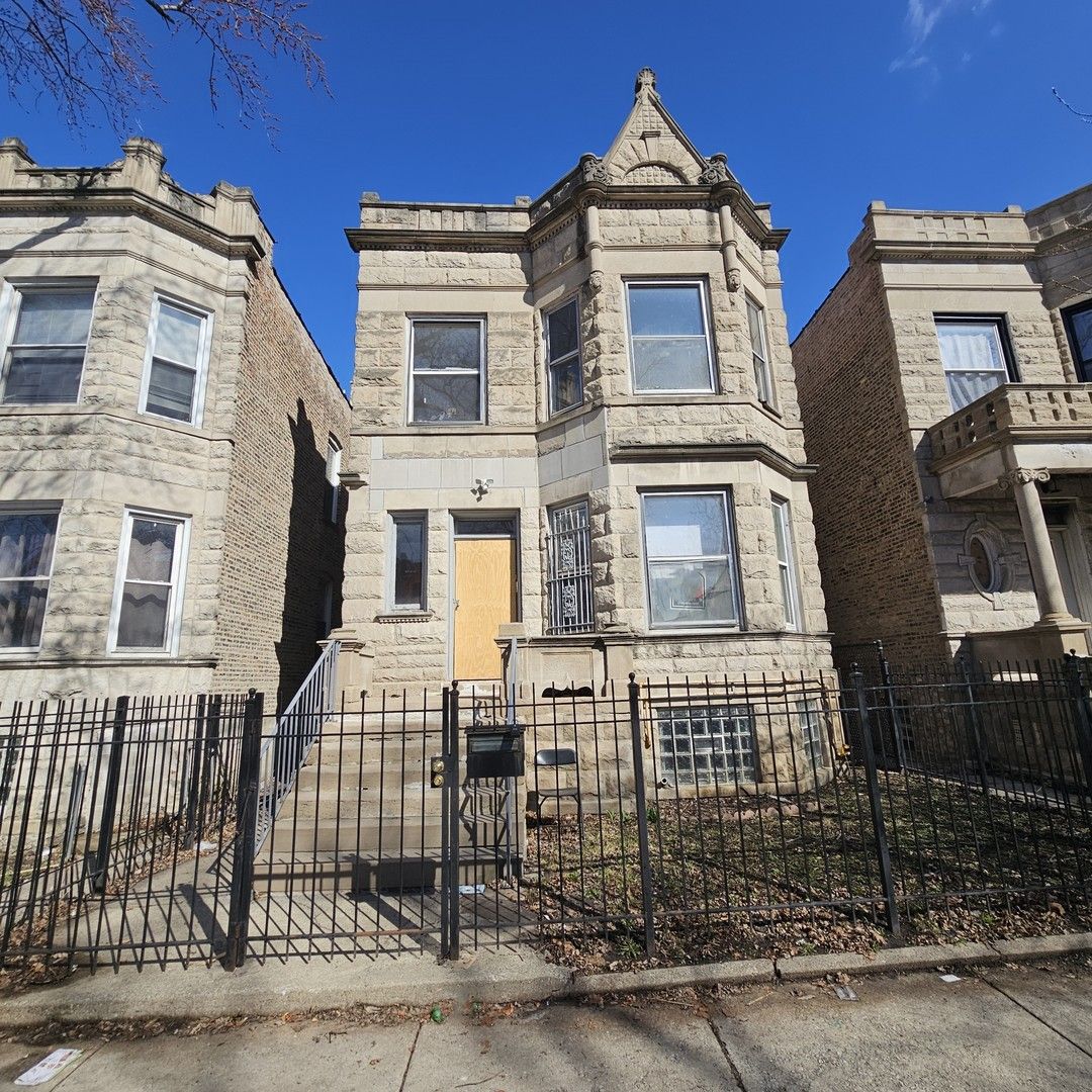 3834 W Monroe Street — Chicago, IL 60624