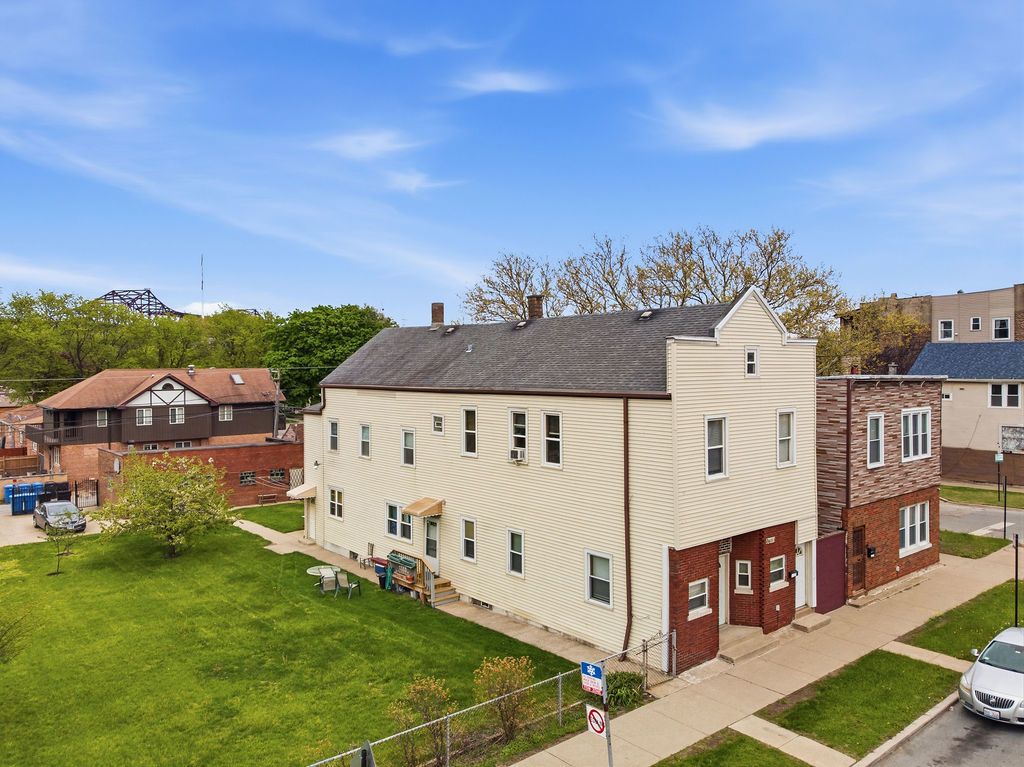 9655 Commercial Avenue, Chicago, IL 60617