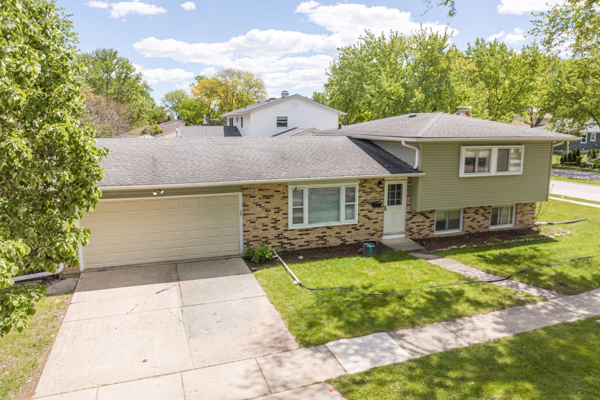 425 Lisa Lane — Streamwood, IL 60107