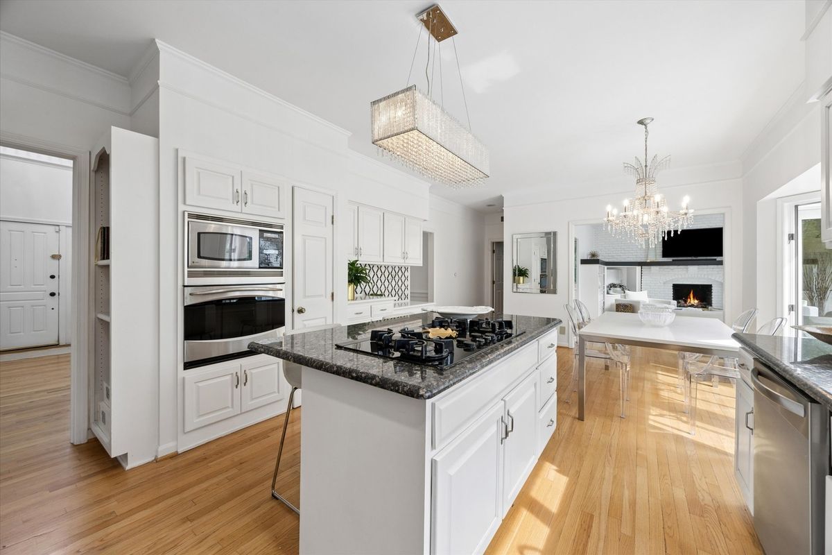 825 S BODIN Street, Hinsdale, IL 60521