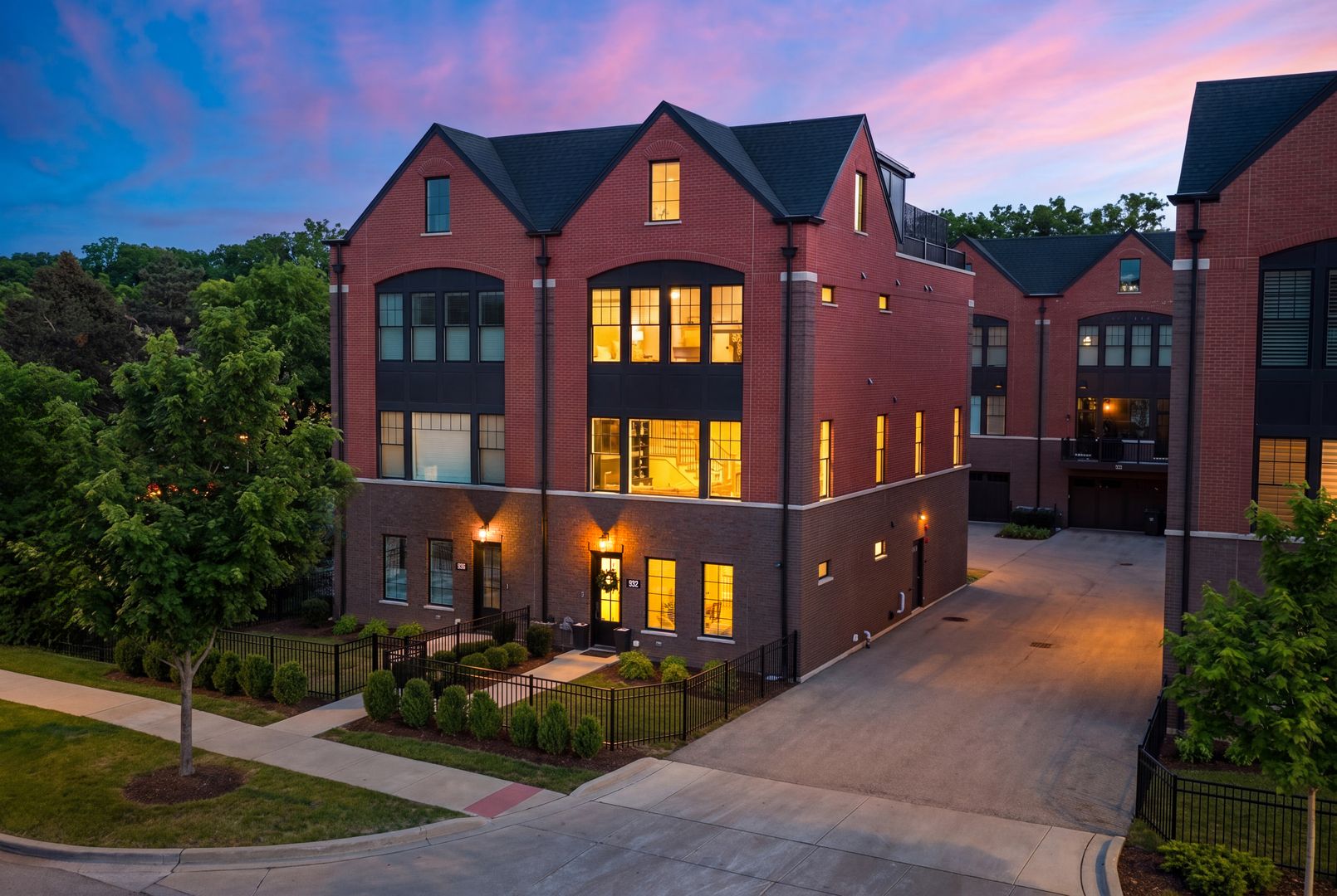 932 E Chicago Avenue — Naperville, IL 60540