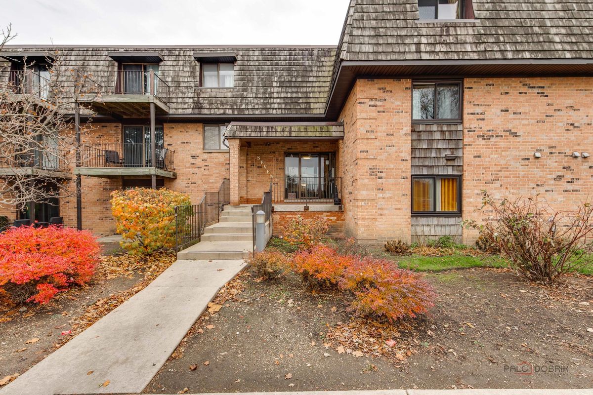 7 Oak Creek Drive, Buffalo Grove, IL 60089