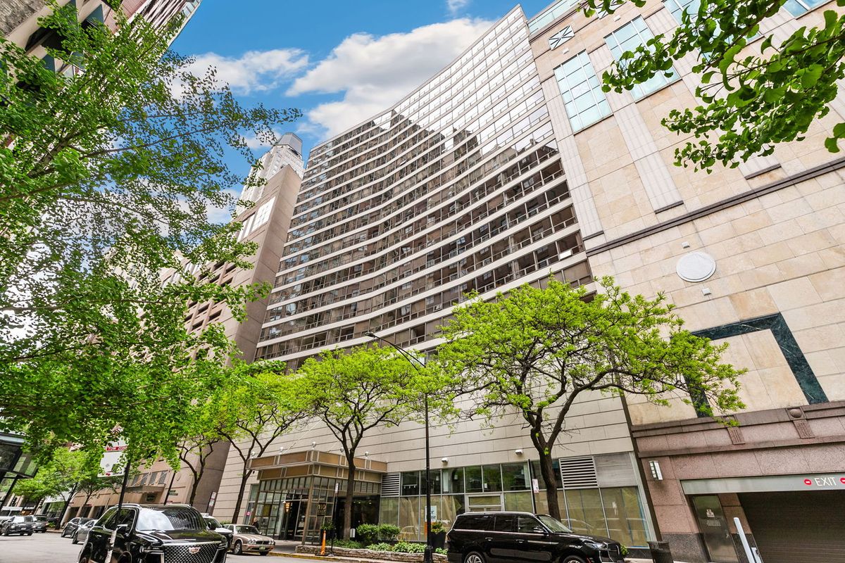 110 Delaware Place, Chicago, IL 60611