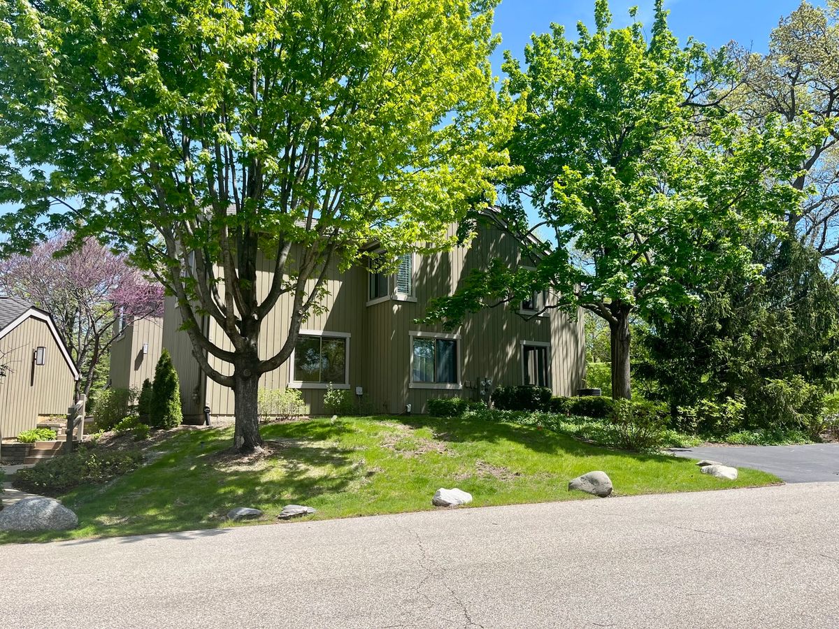 275 Hickory Lane, Lake Barrington, IL 60010