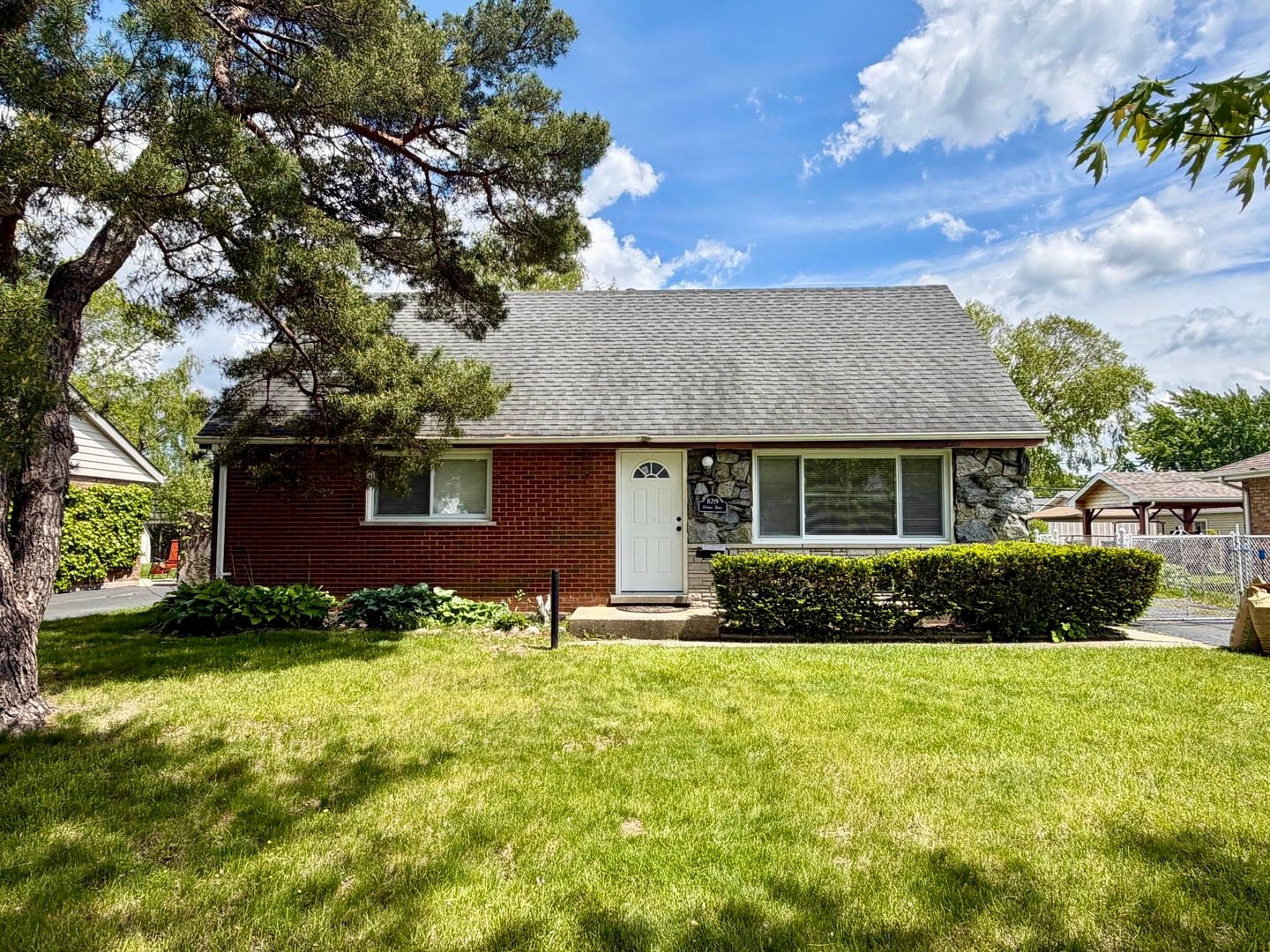 8719 Olympic Drive — Bridgeview, IL 60455