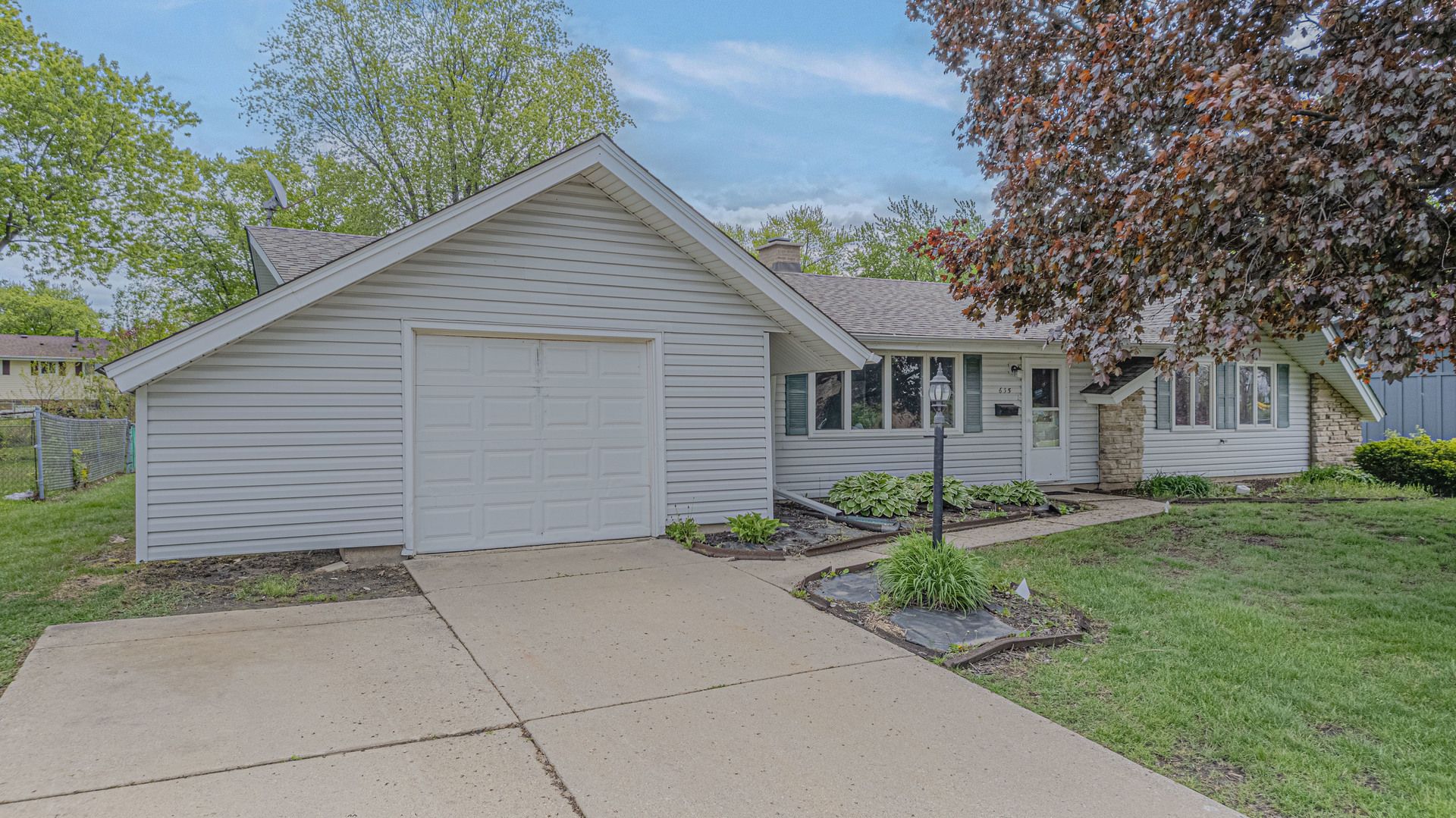 635 S SPRINGINSGUTH Road — Schaumburg, IL 60193