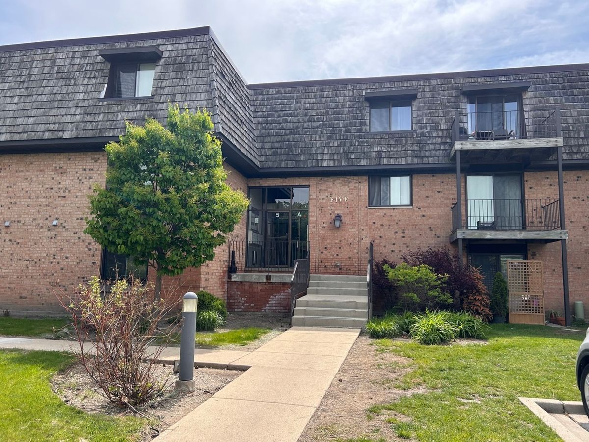 5 Oak Creek Drive, Buffalo Grove, IL 60089
