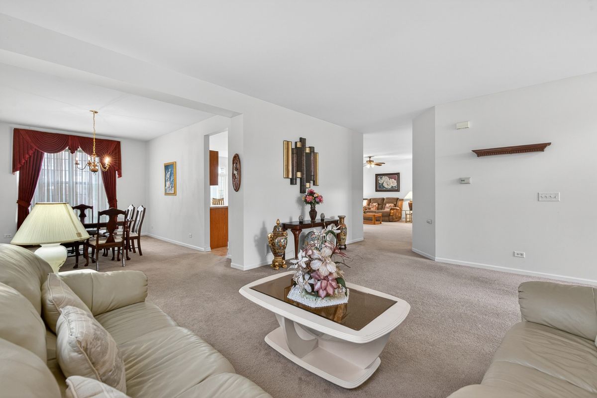 326 Copper Springs Lane, Elgin, IL 60124
