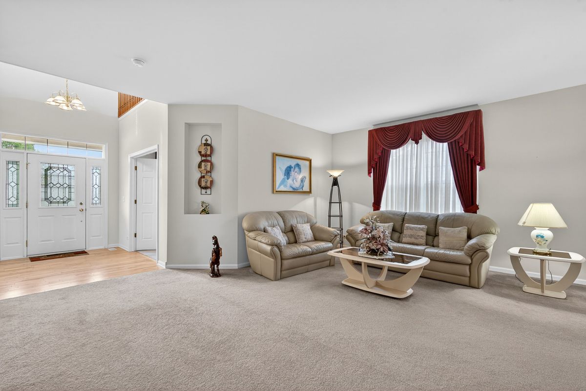 326 Copper Springs Lane, Elgin, IL 60124
