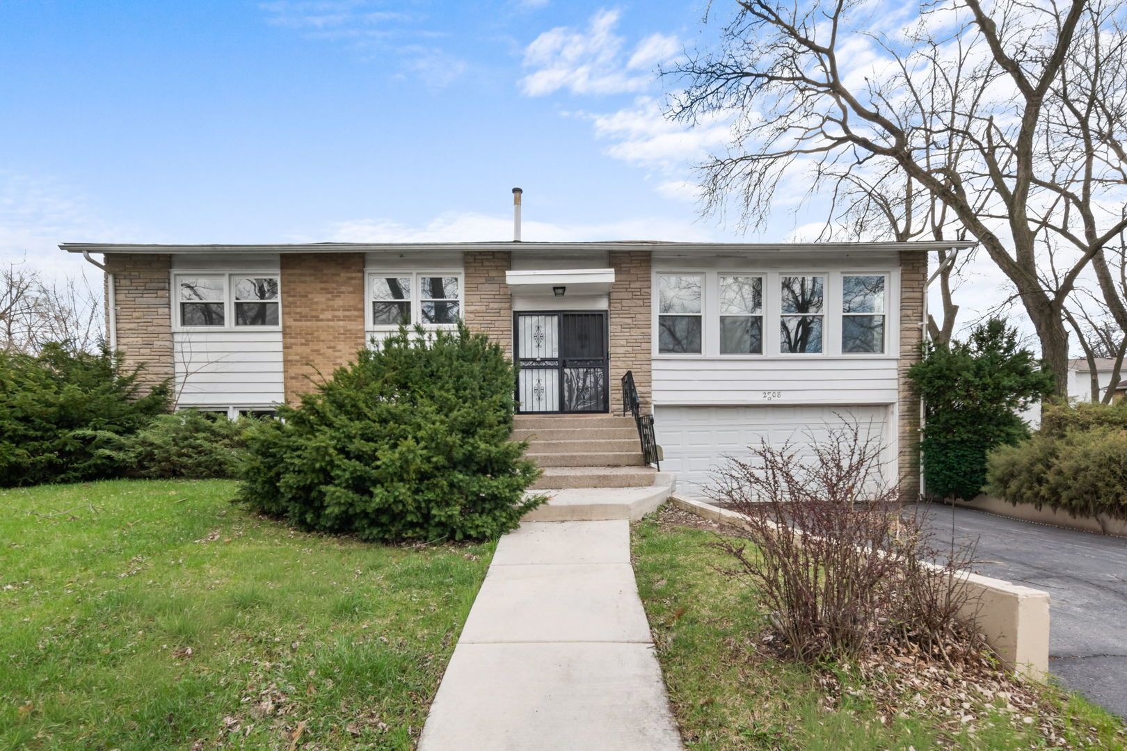 2808 Cherrywood Lane — Hazel Crest, IL 60429