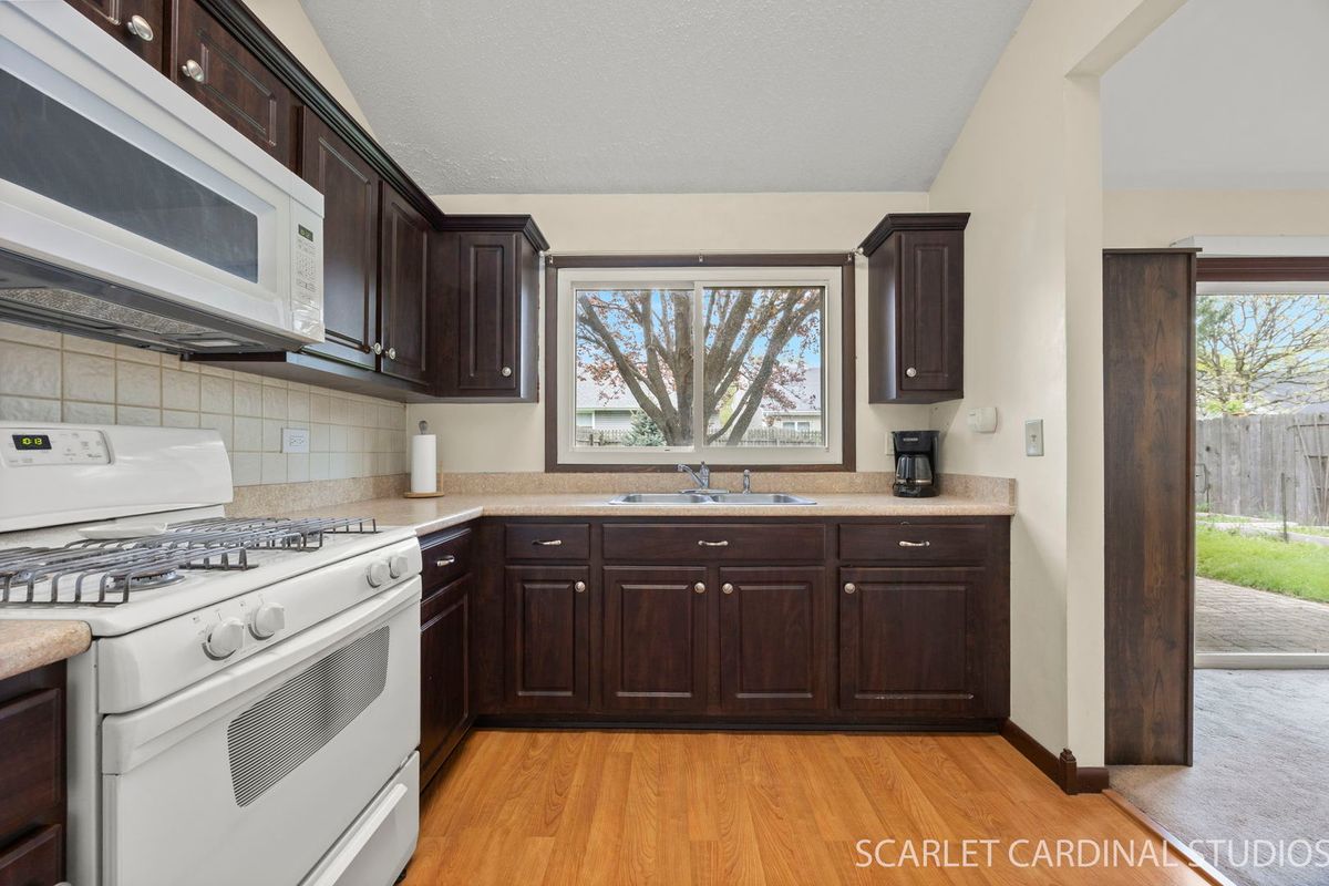 30W124 Wood Court, Warrenville, IL 60555