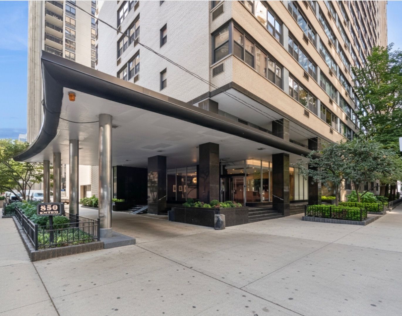 850 N Dewitt Place #10G — Chicago, IL 60611