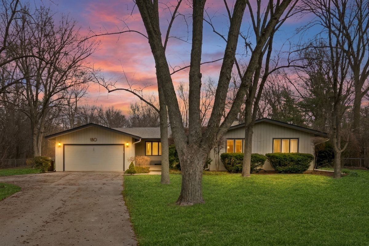 180 Crescent Knoll Drive, Green Oaks, IL 60048