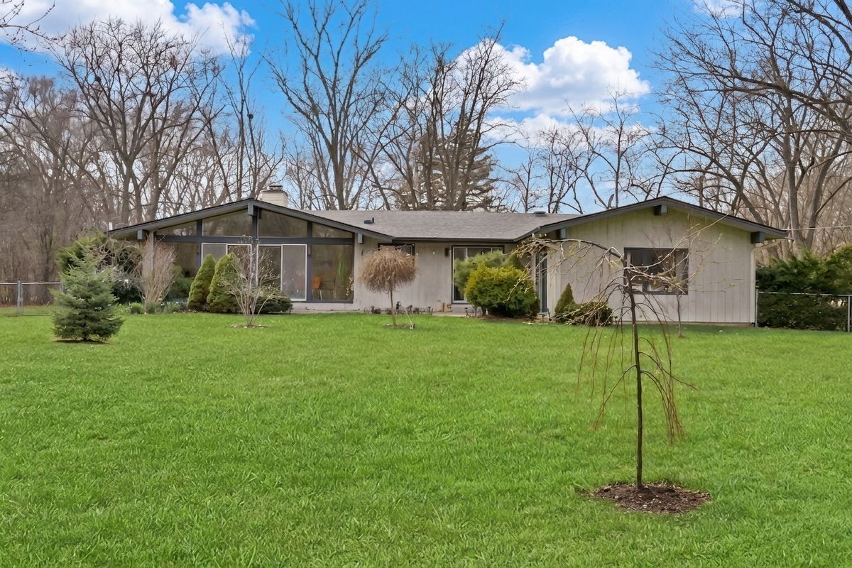 180 Crescent Knoll Drive, Green Oaks, IL 60048