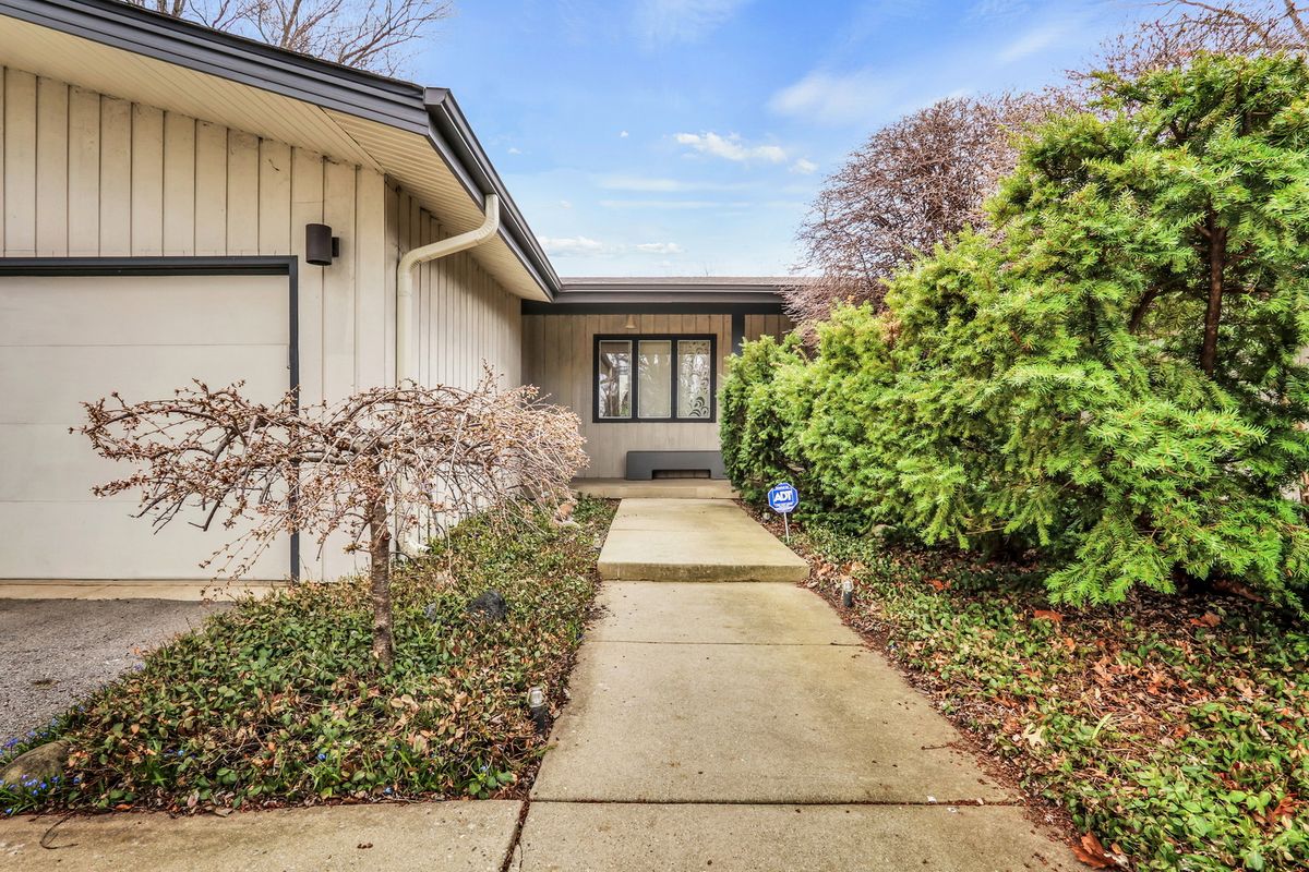 180 Crescent Knoll Drive, Green Oaks, IL 60048