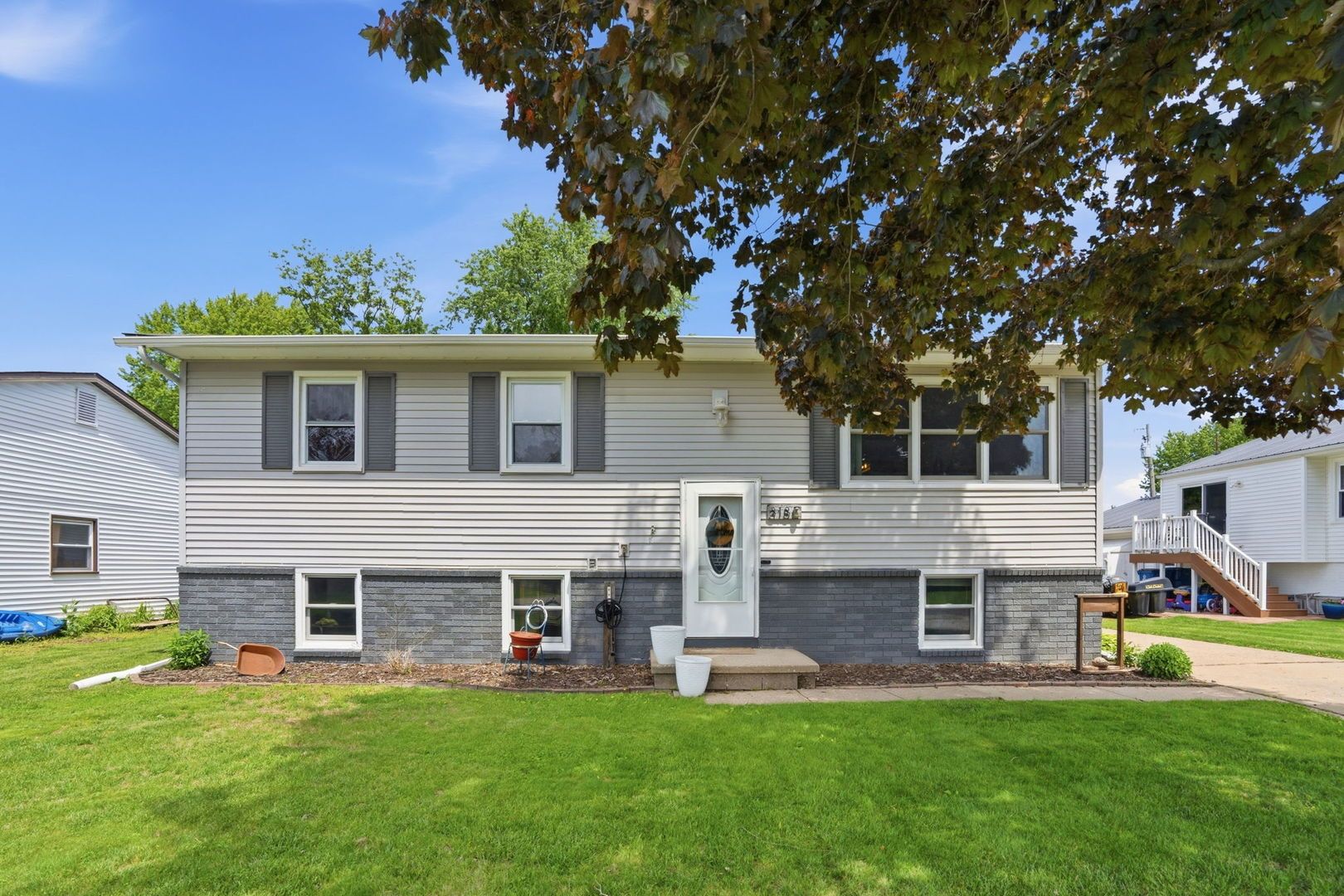 318 E PARKWAY Drive — Blue Grass, IA 52726