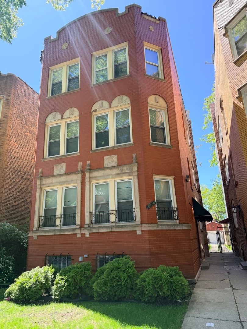 8534 S Bennett Avenue — Chicago, IL 60617