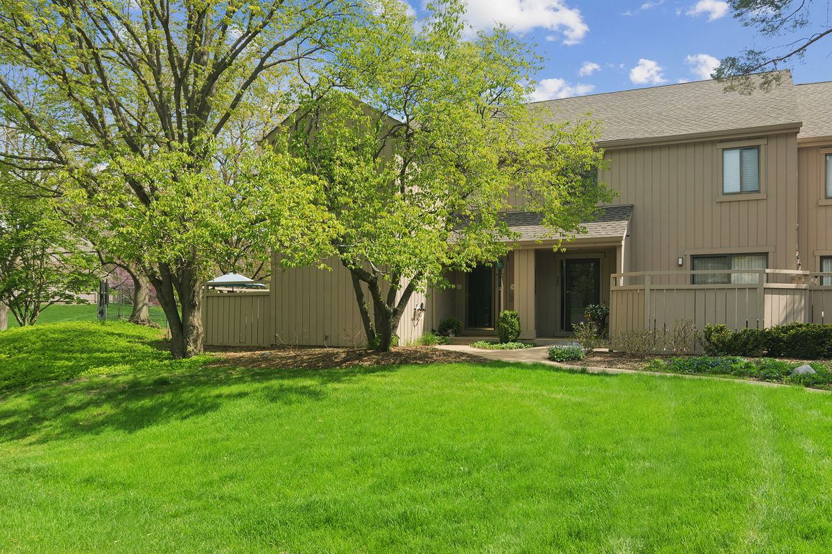 471 Old Barn Road, Lake Barrington, IL 60010