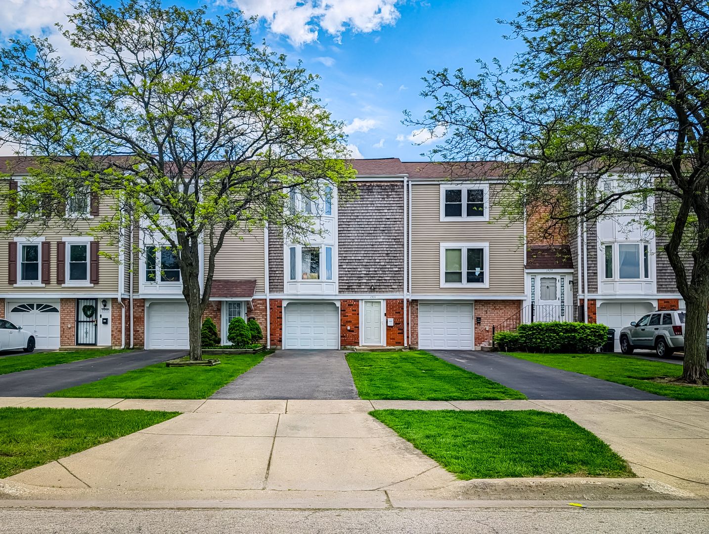 1931 Governors Lane — Hoffman Estates, IL 60169