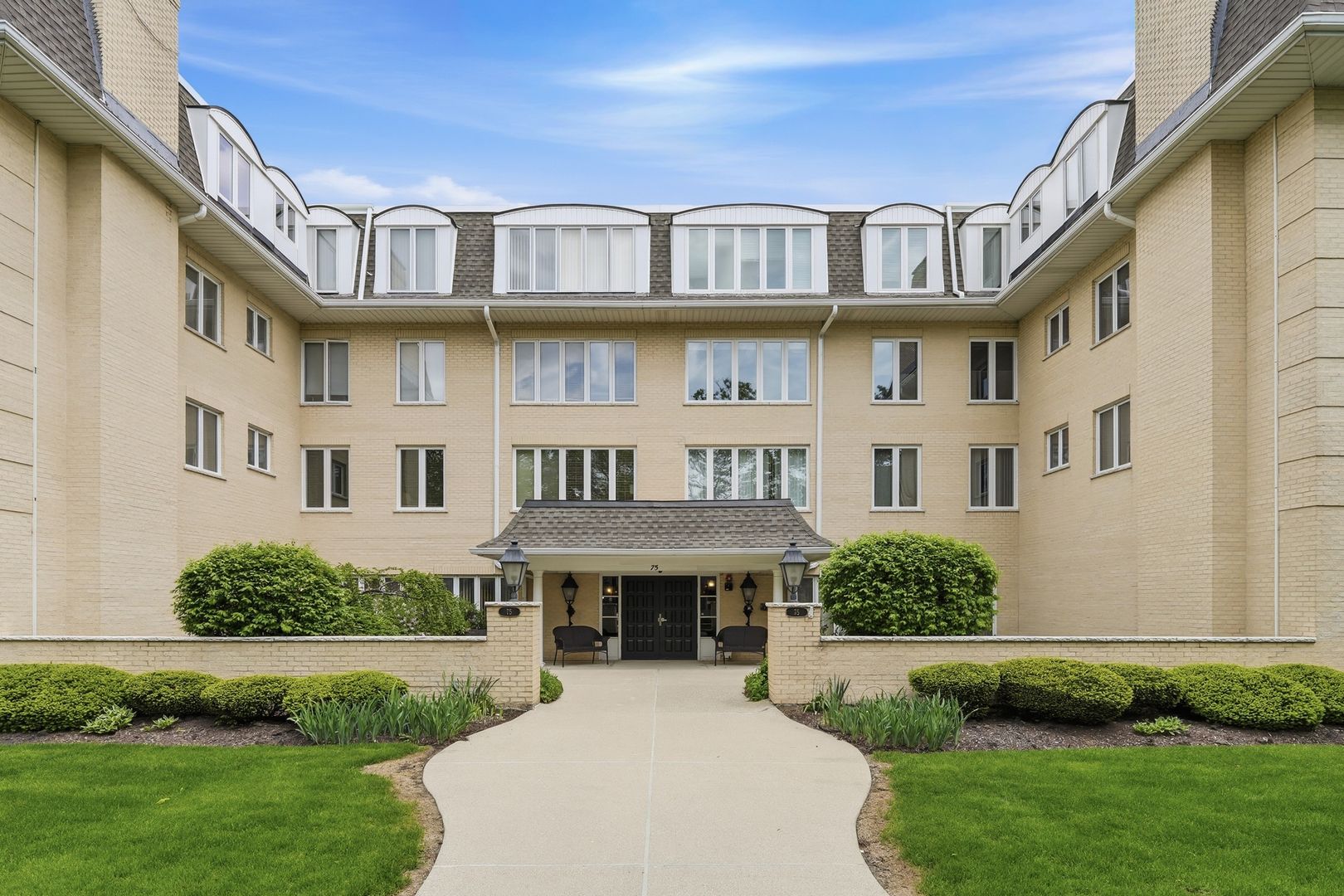 75 6th Avenue #304 — La Grange, IL 60525
