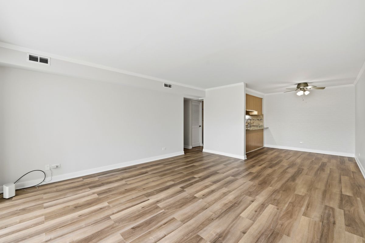 75 6th Avenue #304, La Grange, IL 60525