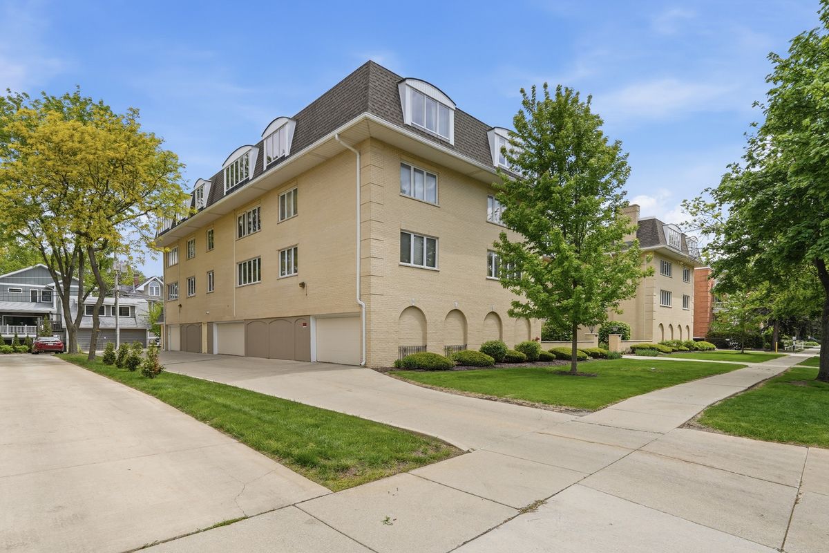 75 6th Avenue #304, La Grange, IL 60525