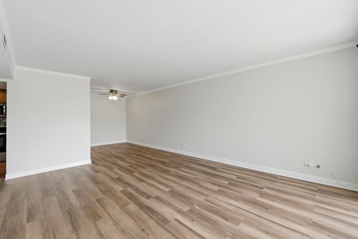 75 6th Avenue #304, La Grange, IL 60525