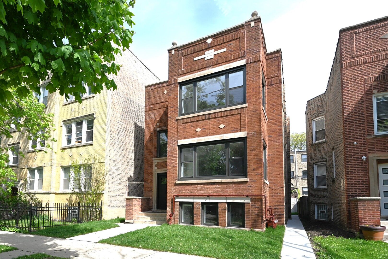 1630 W THORNDALE Avenue #1 — Chicago, IL 60660
