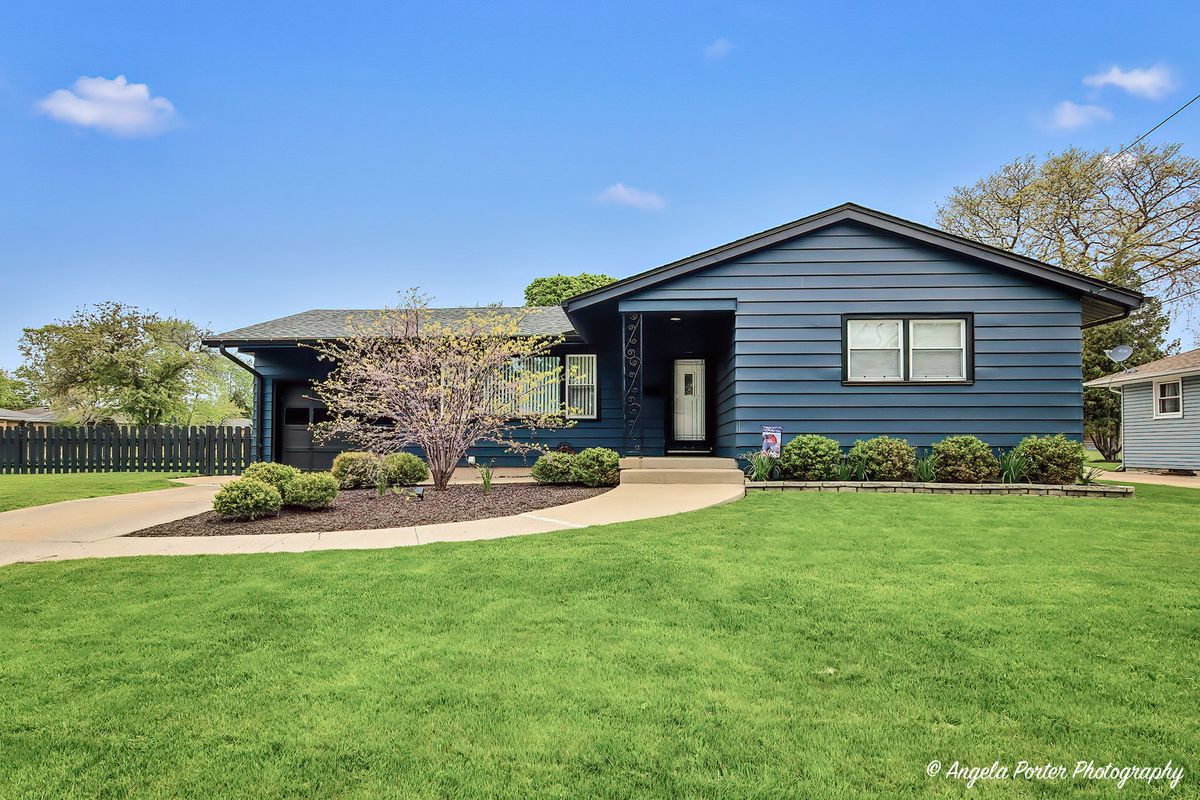 1320 Glenwood Avenue, Waukegan, IL 60085