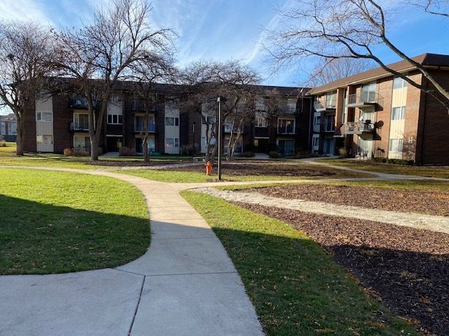 5s066 PEBBLEWOOD Lane, Naperville, IL 60563