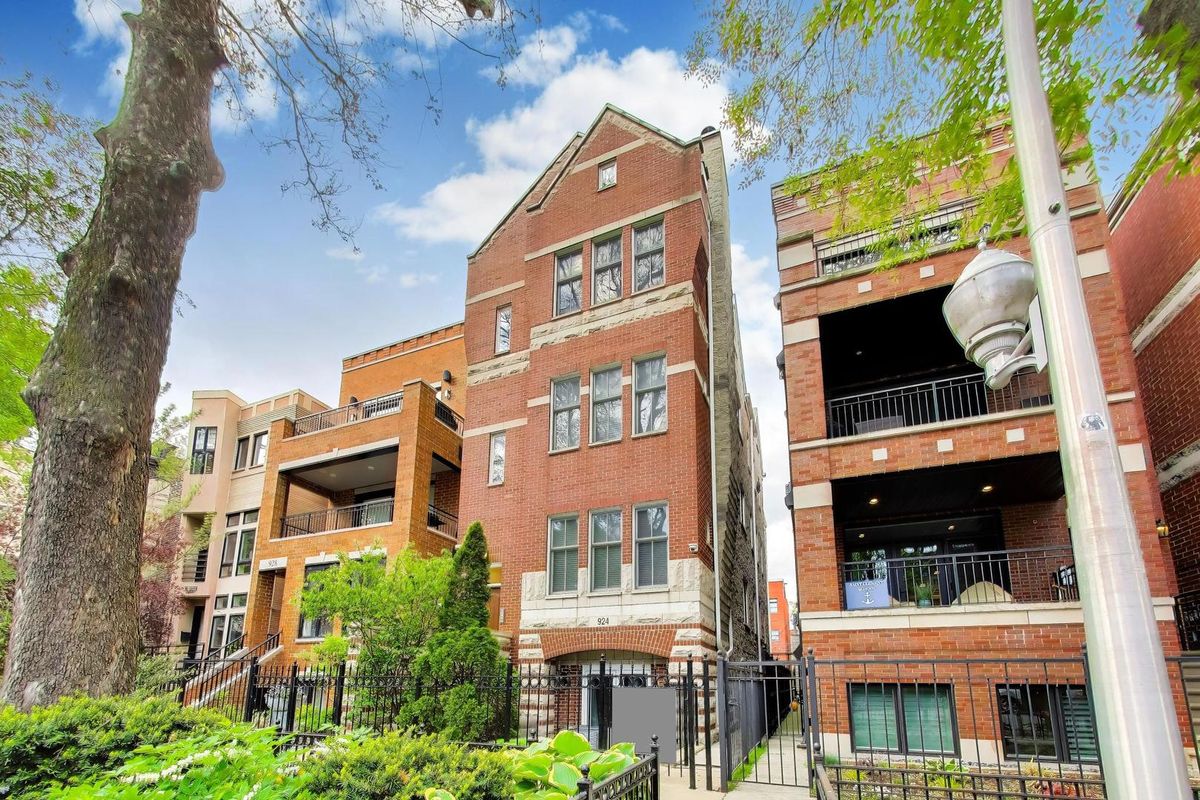 924 Wolfram Street, Chicago, IL 60657