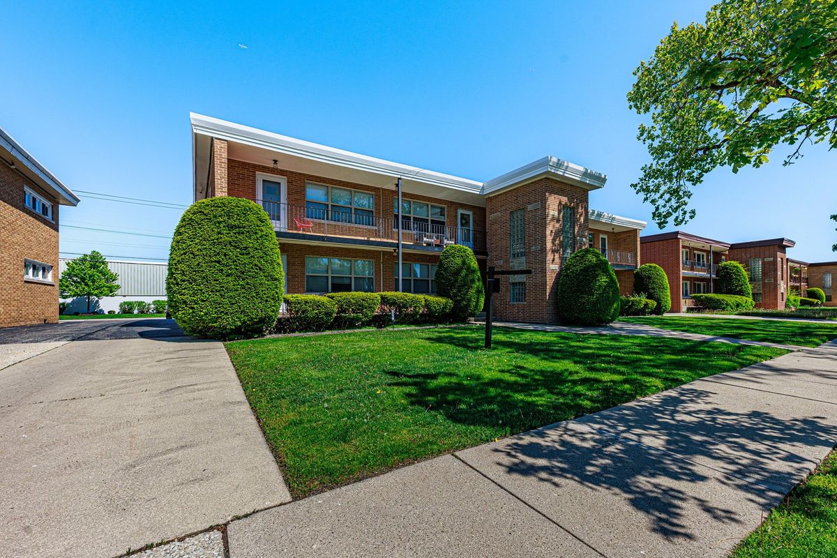 1235 Homestead Road #E, La Grange Park, IL 60526
