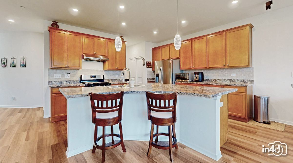162 Waverly Court, Bloomingdale, IL 60108