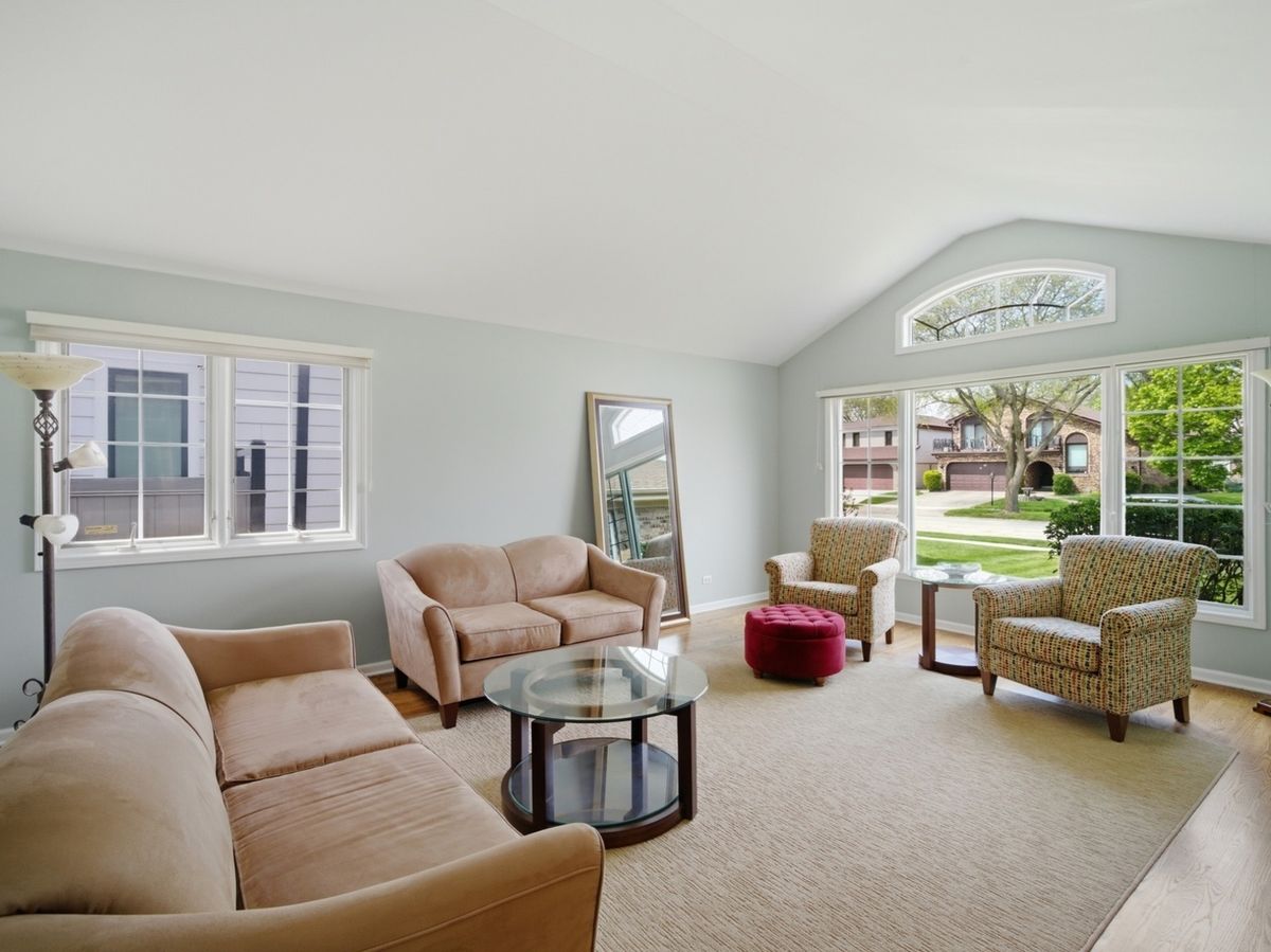 8841 N Birch Avenue, Morton Grove, IL 60053