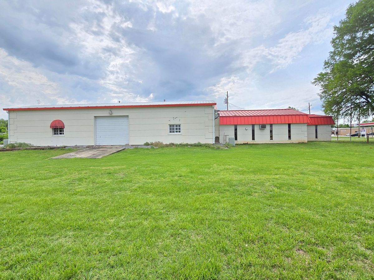 404 N COMMERCIAL Street, Harrisburg, IL 62946