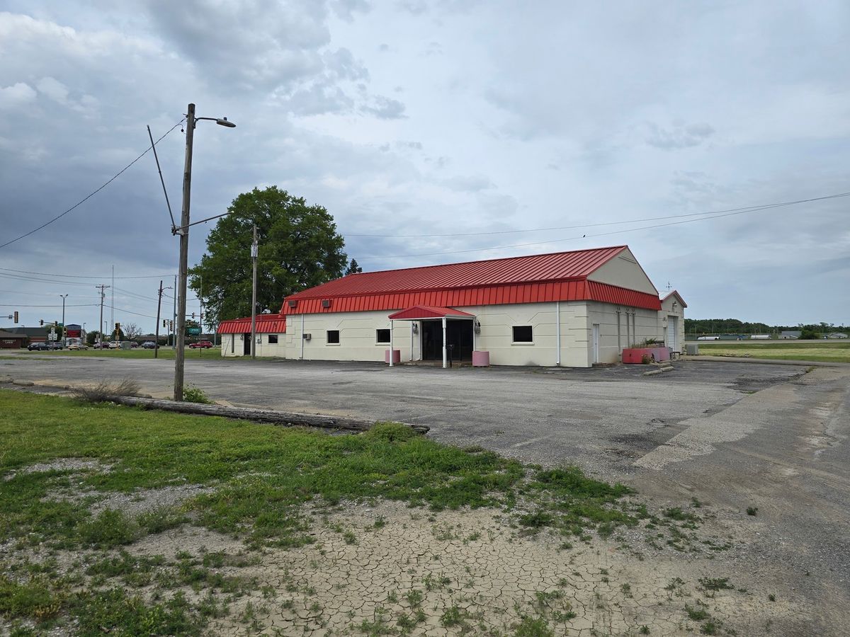 404 COMMERCIAL Street, Harrisburg, IL 62946