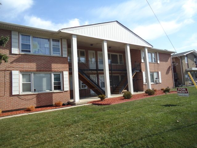 7831 roberts Road #2 — Bridgeview, IL 60455