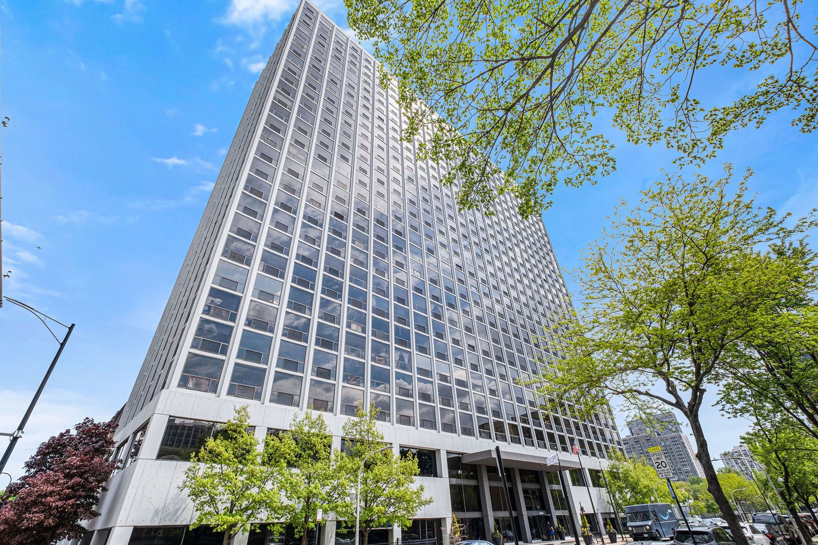 4343 N Clarendon Avenue #817 — Chicago, IL 60613