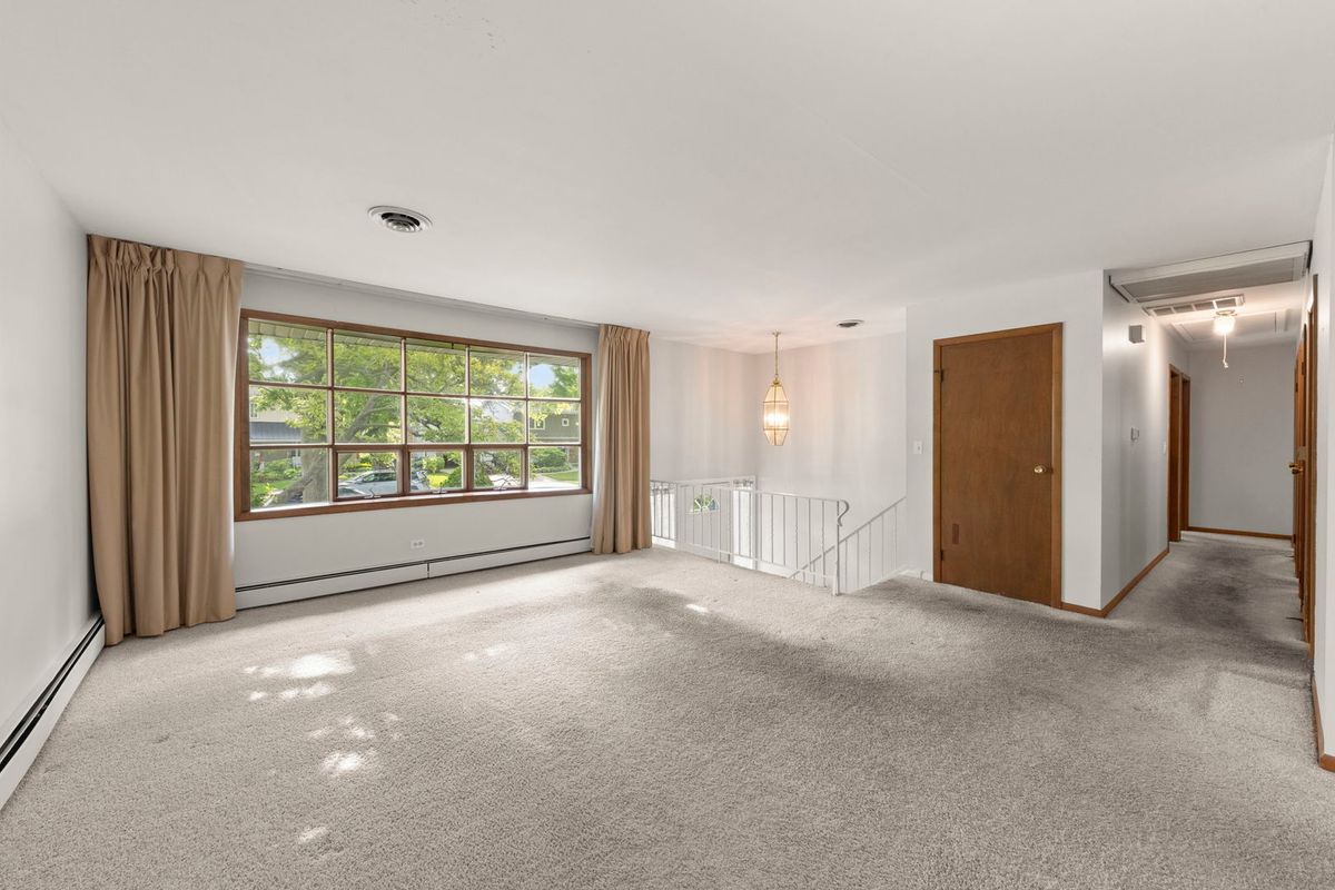 6118 Lyman Avenue, Downers Grove, IL 60516