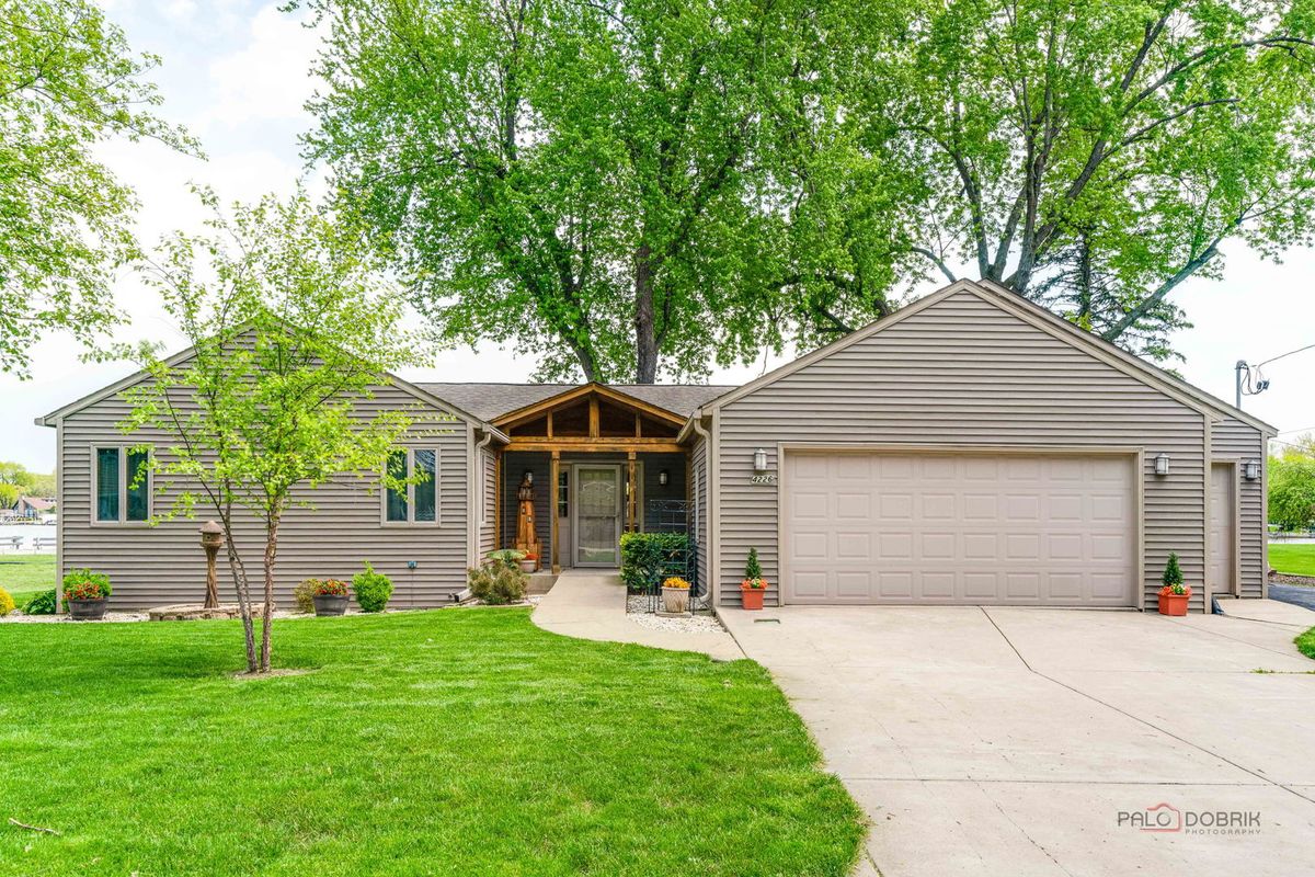 4226 Riverdale Drive, McHenry, IL 60051