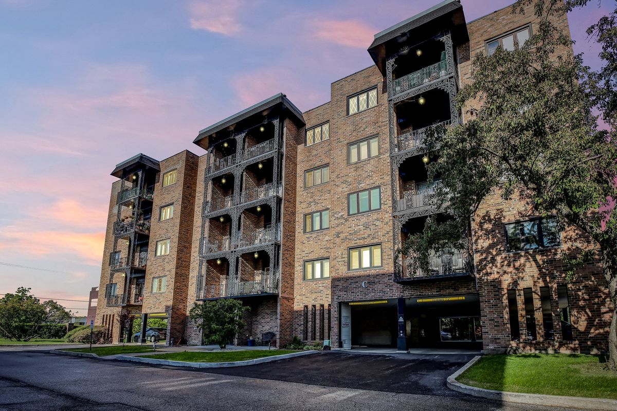 9335 LANDINGS Lane, Des Plaines, IL 60016