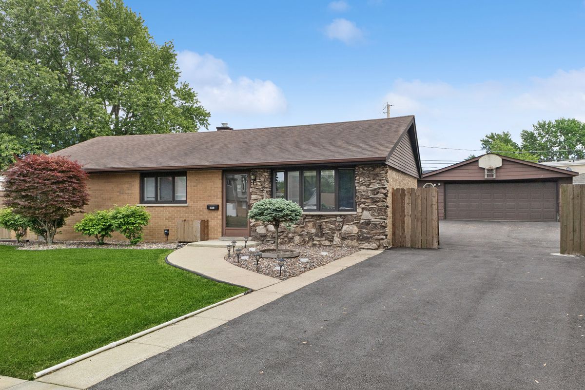 6923 Elder Court, Bridgeview, IL 60455