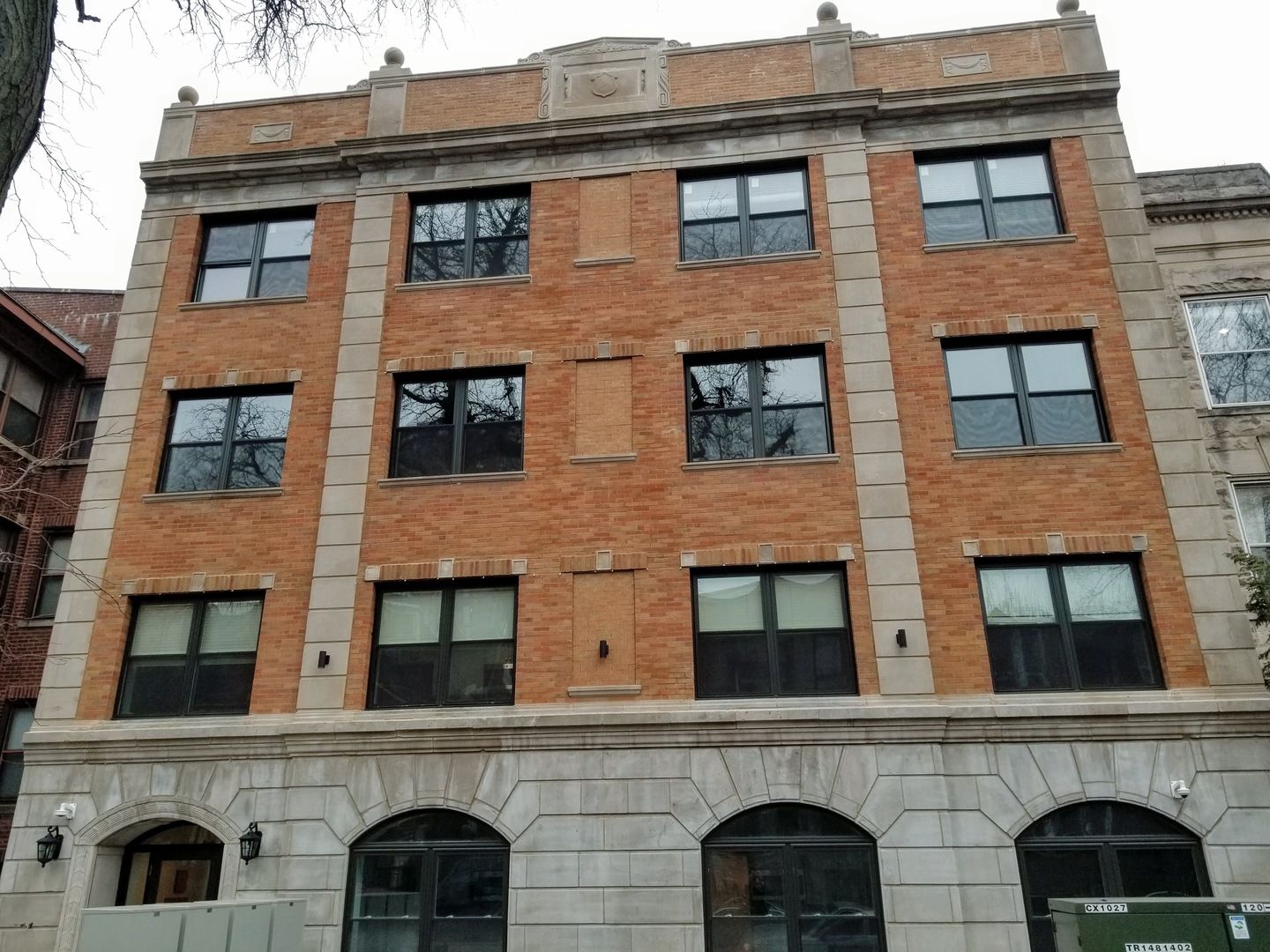 5240 N Winthrop Avenue #201 — Chicago, IL 60640