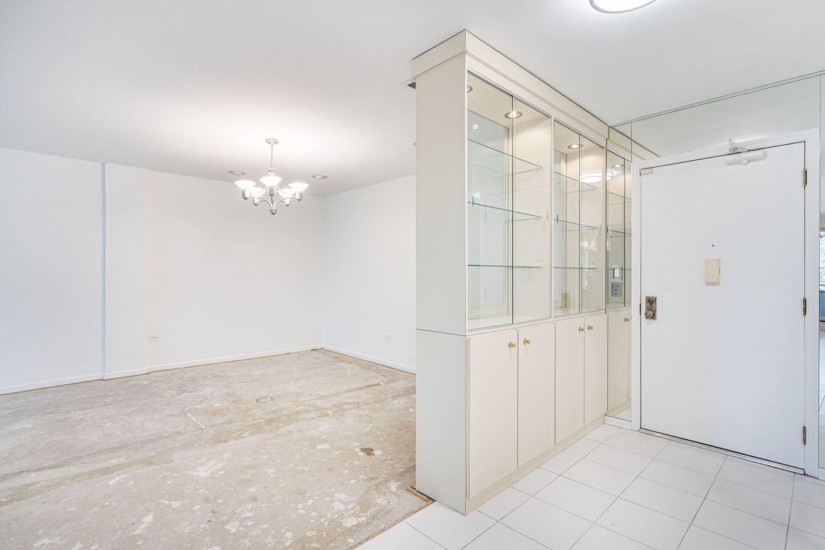 6400 N Cicero Avenue #212, Lincolnwood, IL 60712