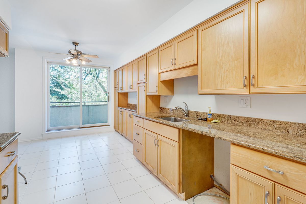 6400 N Cicero Avenue #212, Lincolnwood, IL 60712