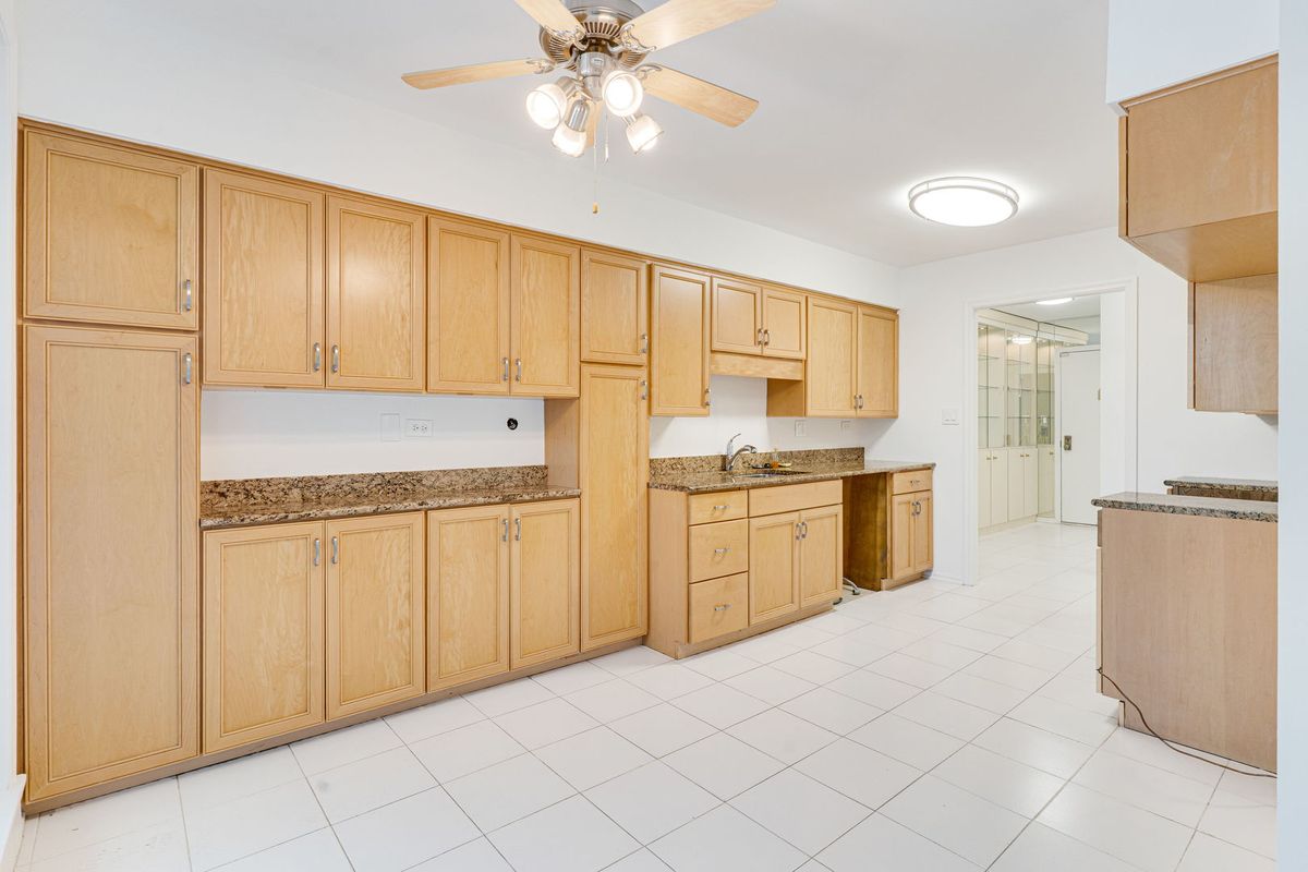 6400 N Cicero Avenue #212, Lincolnwood, IL 60712