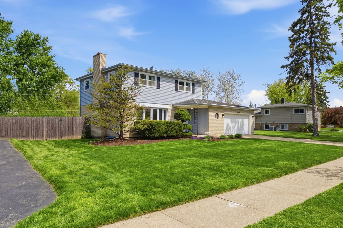 237 N Pioneer Drive, Addison, IL 60101